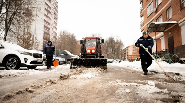 Около 50 единиц техники и 100 дорожных рабочих ликвидируют последствия снегопада в Люберцах
