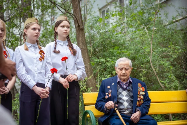 «Единая Россия» поздравила участника ВОВ Ивана Мишиненкова с 81-летием Победы во дворе его дома в Люберцах