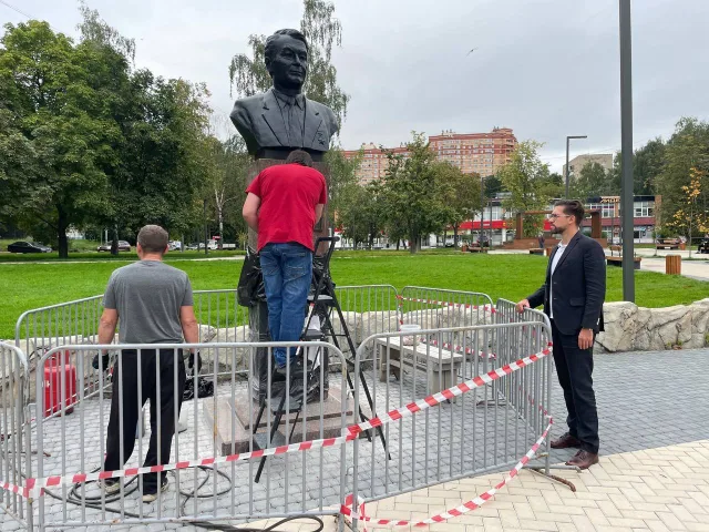 Отреставрировали бюст Бориса Громцева в Дзержинском городского округа Люберцы
