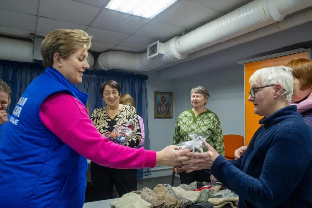 Теплая поддержка: люберецкие рукодельницы передали более 50 пар носков для бойцов СВО