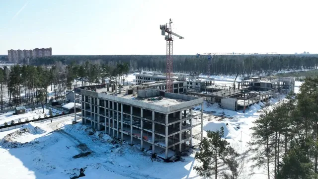 На строящемся воспитательно-образовательном комплексе в Октябрьском началась кладка наружных стен