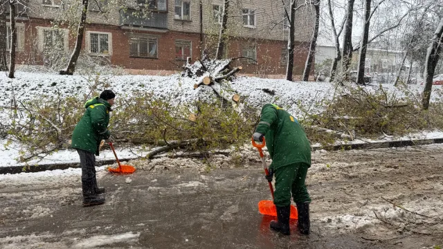 Последствия апрельской непогоды устраняют в Дзержинском