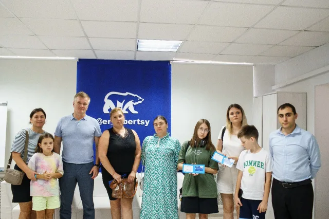 Дмитрий Дениско передал семьям погибших бойцов из Люберец сертификаты на школьные товары