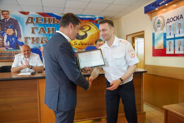 Владимир Волков вручил сотрудникам ГАИ Люберец два жилищных сертификата в честь праздника