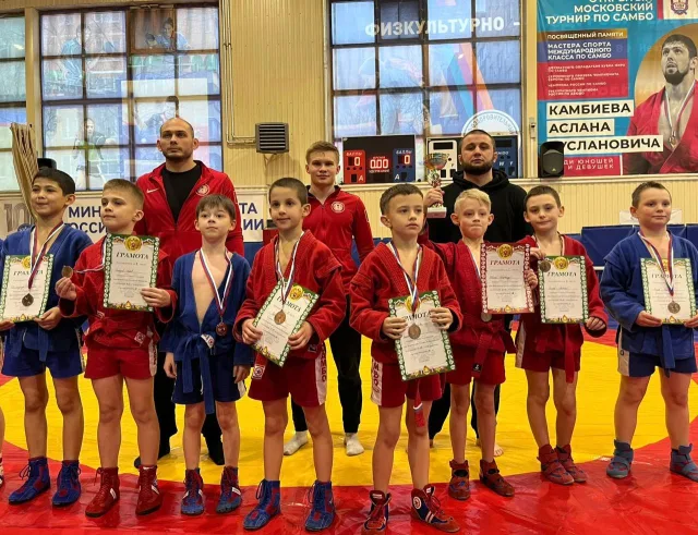 Семнадцать медалей завоевали люберецкие спортсмены на открытых турнирах по самбо