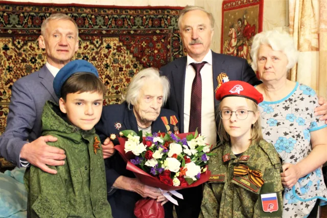 Владимир Ружицкий поздравил фронтовиков с наступающим Днём Победы