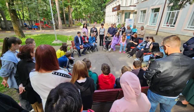 Владимир Волков посетил детей, эвакуированных из Курской области