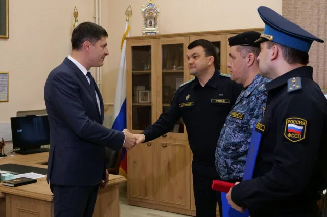 Владимир Волков вручил судебным приставам Люберец знаки отличия за помощь в задержании мужчины с мачете