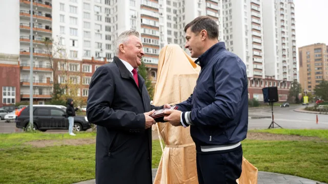 Скульптурную композицию «Здравствуй, школа!» открыли у новой школы «Успех» в Дзержинском