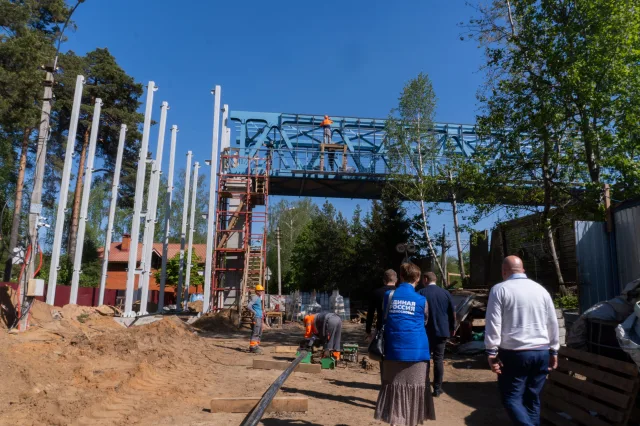 Установку каркасов павильонов надземного пешеходного перехода в Малаховке завершают строители