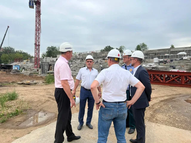 Игорь Коханый проинспектировал ход реконструкции стадиона в центре Люберец