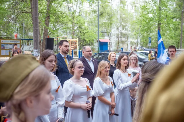 «Единая Россия» поздравила участника ВОВ Ивана Мишиненкова с 81-летием Победы во дворе его дома в Люберцах
