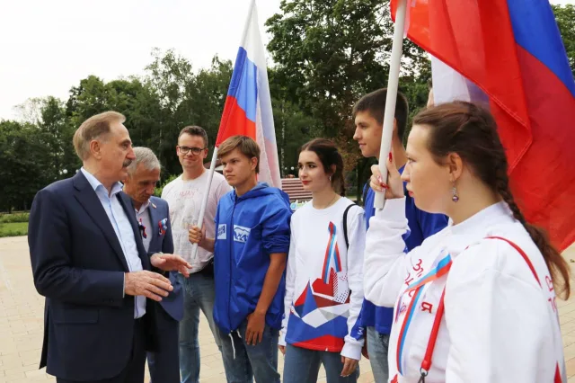 В Люберцах более 200 ленточек с российским триколором раздали активисты МГЕР