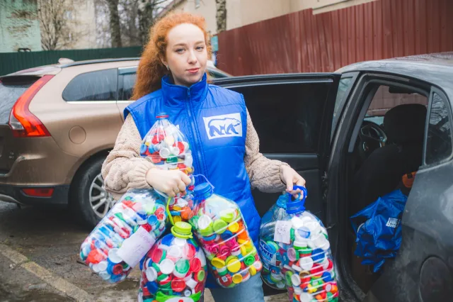 Люберецкие молодогвардейцы передали пластиковые крышки на переработку
