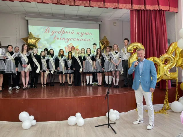 Депутаты Мособлдумы поздравили выпускников школ Люберец с последним звонком