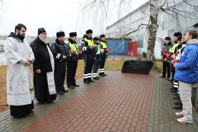 Молодогвардейцы Люберец возложили цветы в память о жертвах ДТП