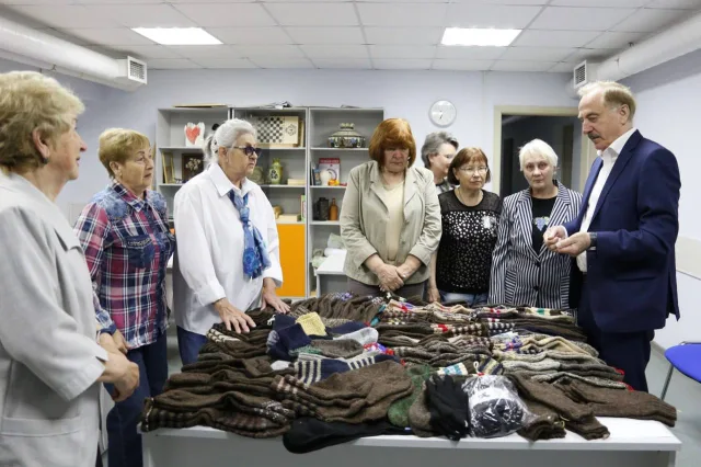 Более ста пар теплых носков и перчаток связали рукодельницы Люберец для бойцов СВО