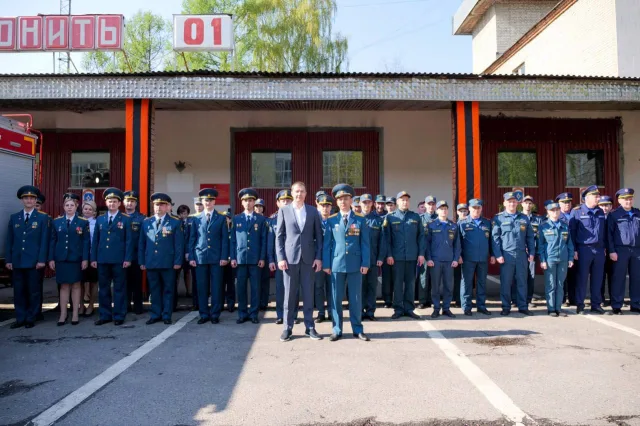 Владимир Волков в преддверии праздника вручил пожарным Люберец новое оборудование