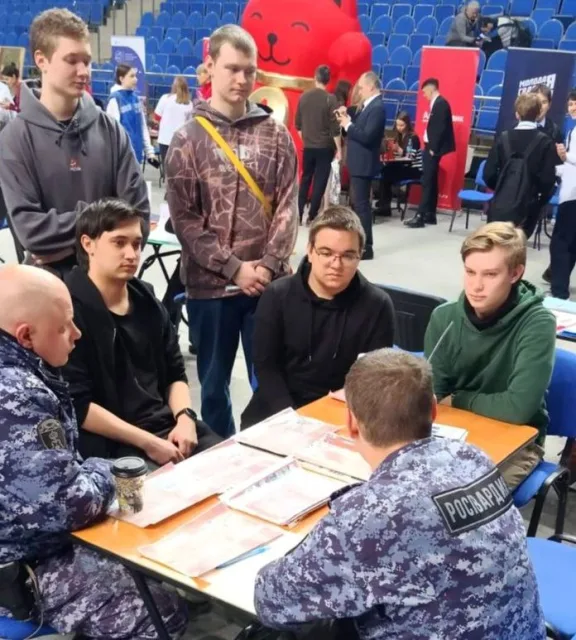 В Люберцах сотрудники Росгвардии присоединились к региональной ярмарке образовательных учреждений