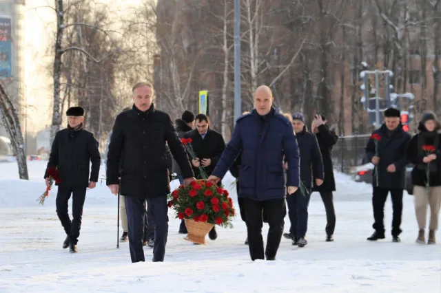 В Люберцах возложили цветы к мемориалу в память о погибших в битве за Москву