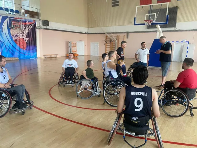 Депутат Люберец встретился с баскетболистами муниципалитета