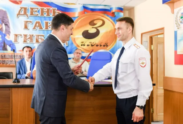 Владимир Волков в День ГАИ вручил пять сертификатов на жилье инспекторам Люберец
