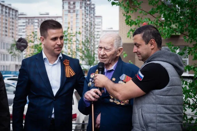 Председатель Совета депутатов поздравил ветерана из Люберец с Днем Победы