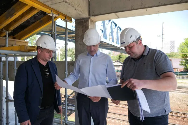 Владимир Волков проверил строительство нового пешеходного перехода через ж/д в Люберцах