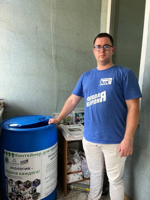 Молодогвардейцы Люберец установили контейнер для сбора пластиковых крышек