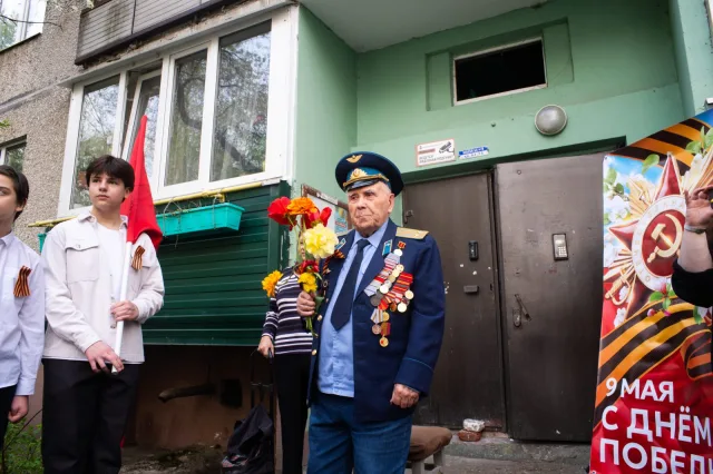 «Единая Россия» провела «Парад у дома ветерана» для легендарного лётчика-фронтовика Евгения Хомякова в Люберцах