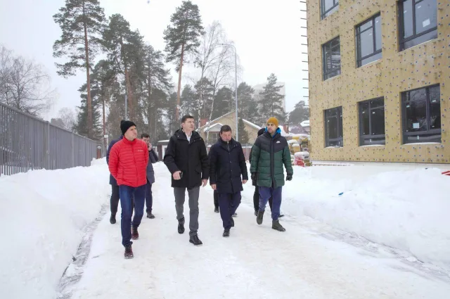 Владимир Волков проверил строительство новой школы на 1100 мест в поселке Люберец