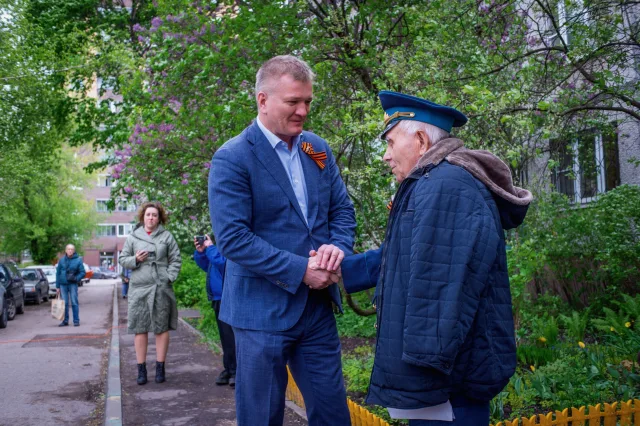 Депутат Мособлдумы Дмитрий Дениско поздравил ветерана ВОВ из Люберец с 80-летним юбилеем Победы