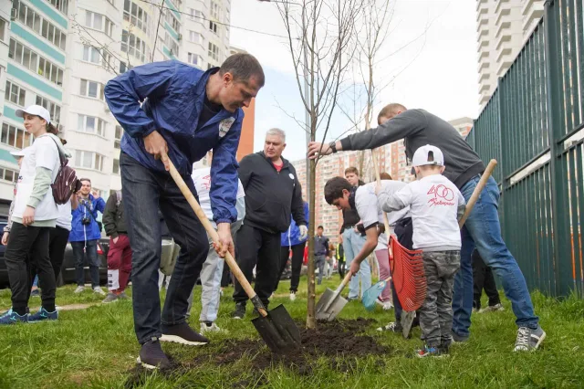 Владимир Волков принял участие в общеобластном субботнике в Люберцах