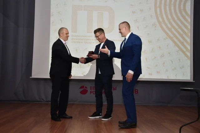 Знаки отличия ВФСК ГТО вручили сотрудникам НЦВ им. М.Л. Миля и Н.М. Камова в Люберцах