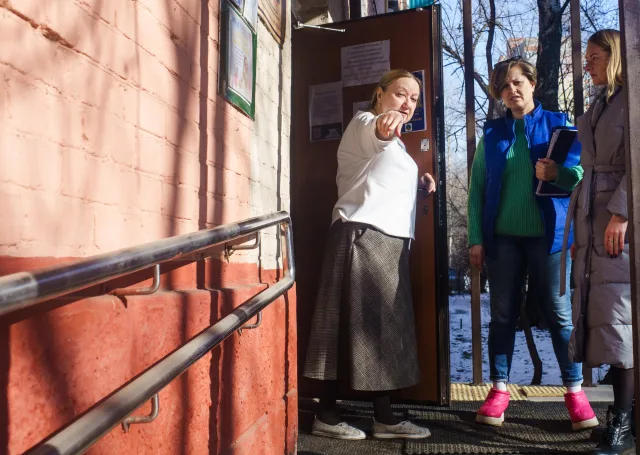 Актив «Единой России» проверил доступность библиотеки в Люберцах для маломобильных граждан