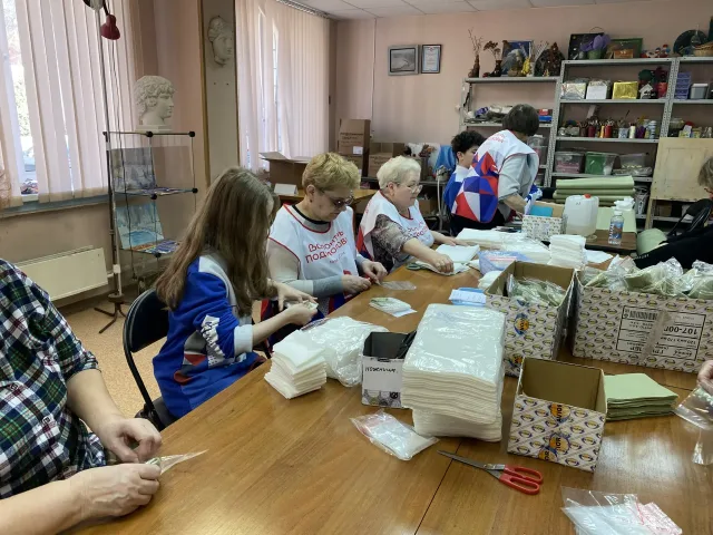 Дзержинские «серебряные волонтеры» провели мастер-класс для своих юных коллег