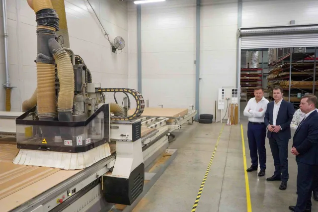 Владимир Волков посетил предприятие по производству кухонной мебели в Люберцах
