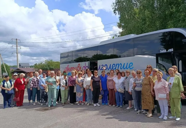 Экскурсию на Жостовскую фабрику декоративной живописи организовали для участников «Активного долголетия» из Люберец