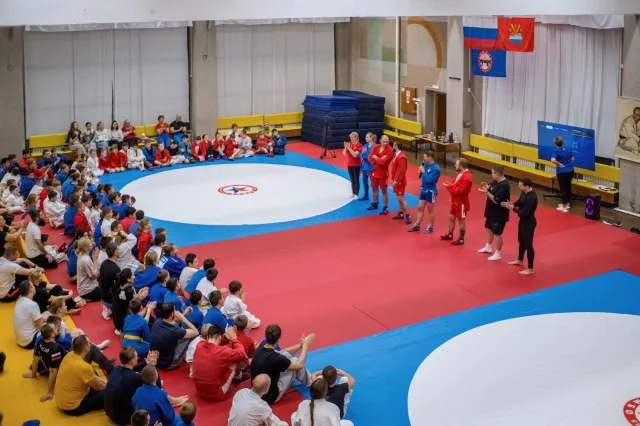 Больше 100 человек на ковре: «Единая Россия» устроила спортивный вечер самбо в «Союзе»