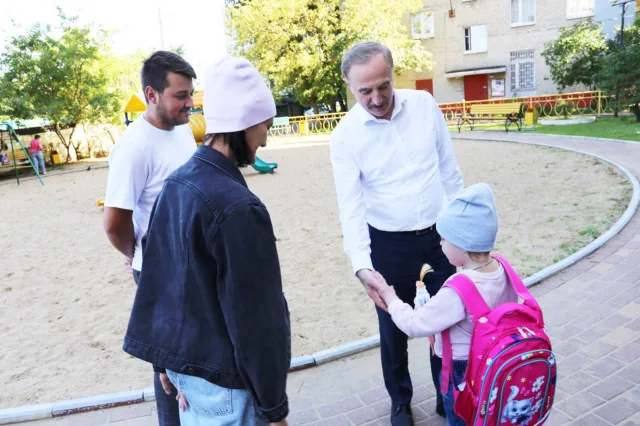 Владимир Ружицкий передал рюкзак и канцелярию будущей первокласснице из Люберец