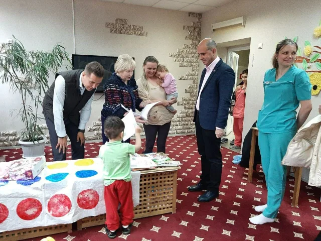 Лидия Антонова передала юным пациентам МОЦОМД в Люберцах книжки,  раскраски и карандаши