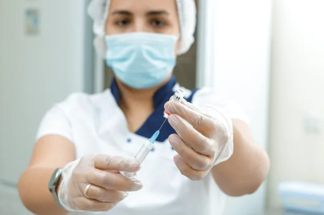 Жители Люберец могут записаться на вакцинацию от СOVID-19 в Инфомате в поликлинике