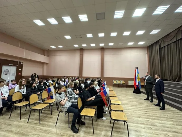 Депутаты Люберец провели лекцию для школьников по основам Конституции РФ