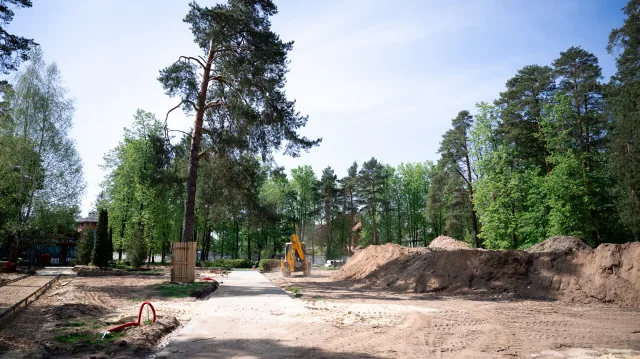 Устройство закладных под опоры освещения ведется в Летнем парке в поселке Люберец