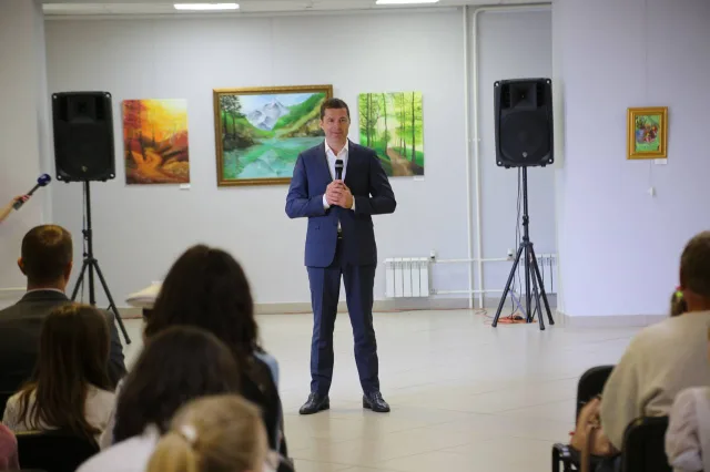 Владимир Волков принял участие в открытии благотворительной выставки в Люберцах