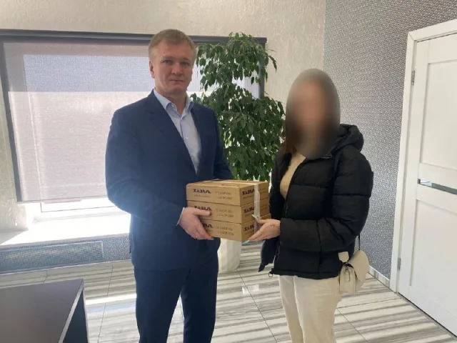 Депутат Мособлдумы Дмитрий Дениско передал рации военнослужащим из Люберец