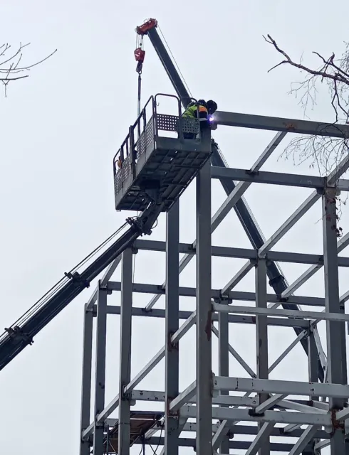 Специалисты приступили к монтажу металлоконструкций башен-сходов на пешеходном переходе в поселке Люберец