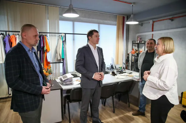 Владимир Волков посетил предприятие по пошиву женской одежды