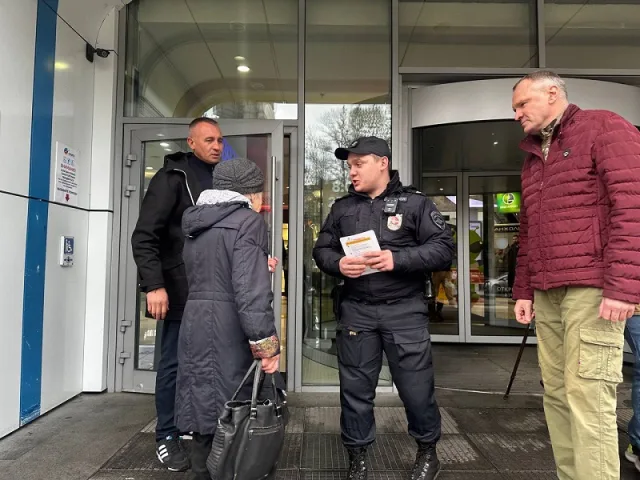 Полицейские и общественники напомнили жителям Люберец, как не стать жертвами мошенников