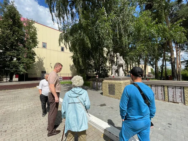 Депутат Мособлдумы проверил состояние мемориала в поселке Люберец